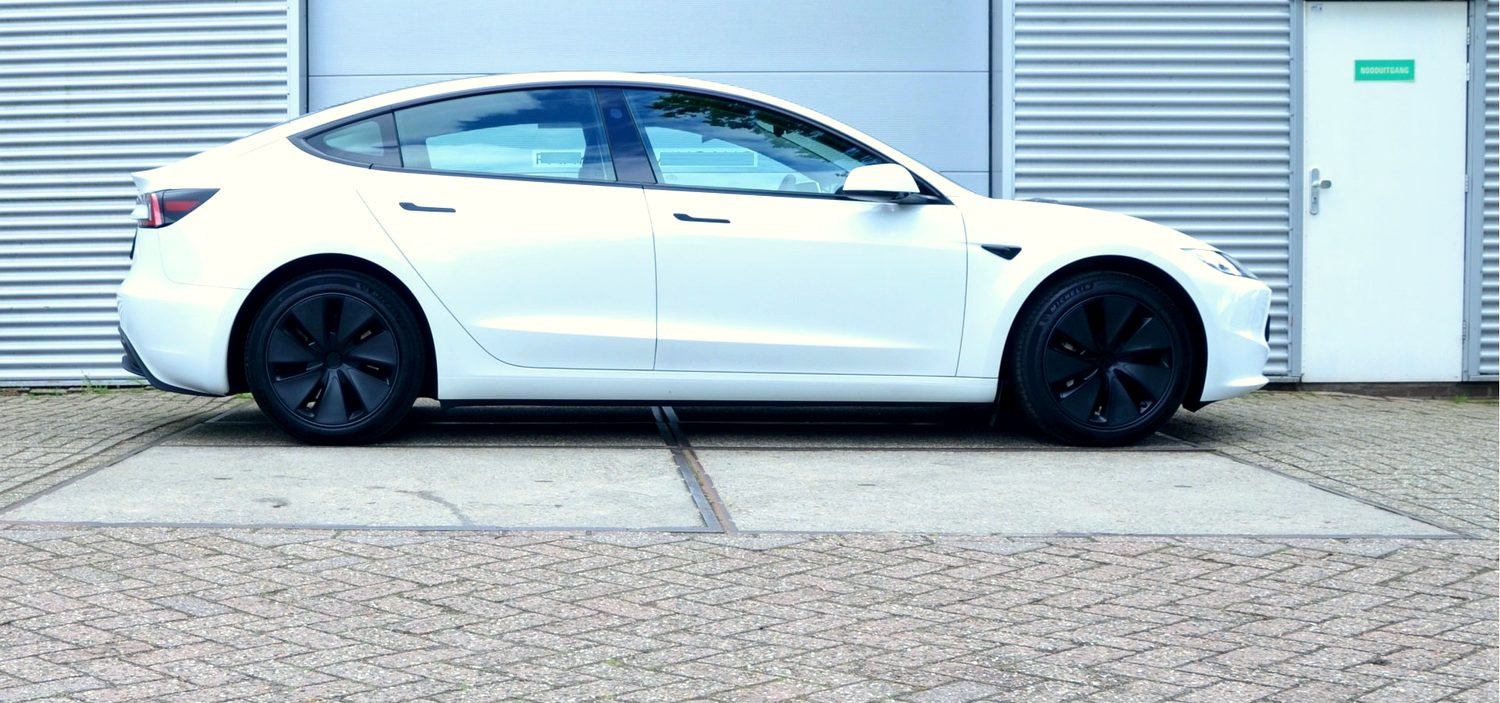 Tesla Model 3 zijaanzicht